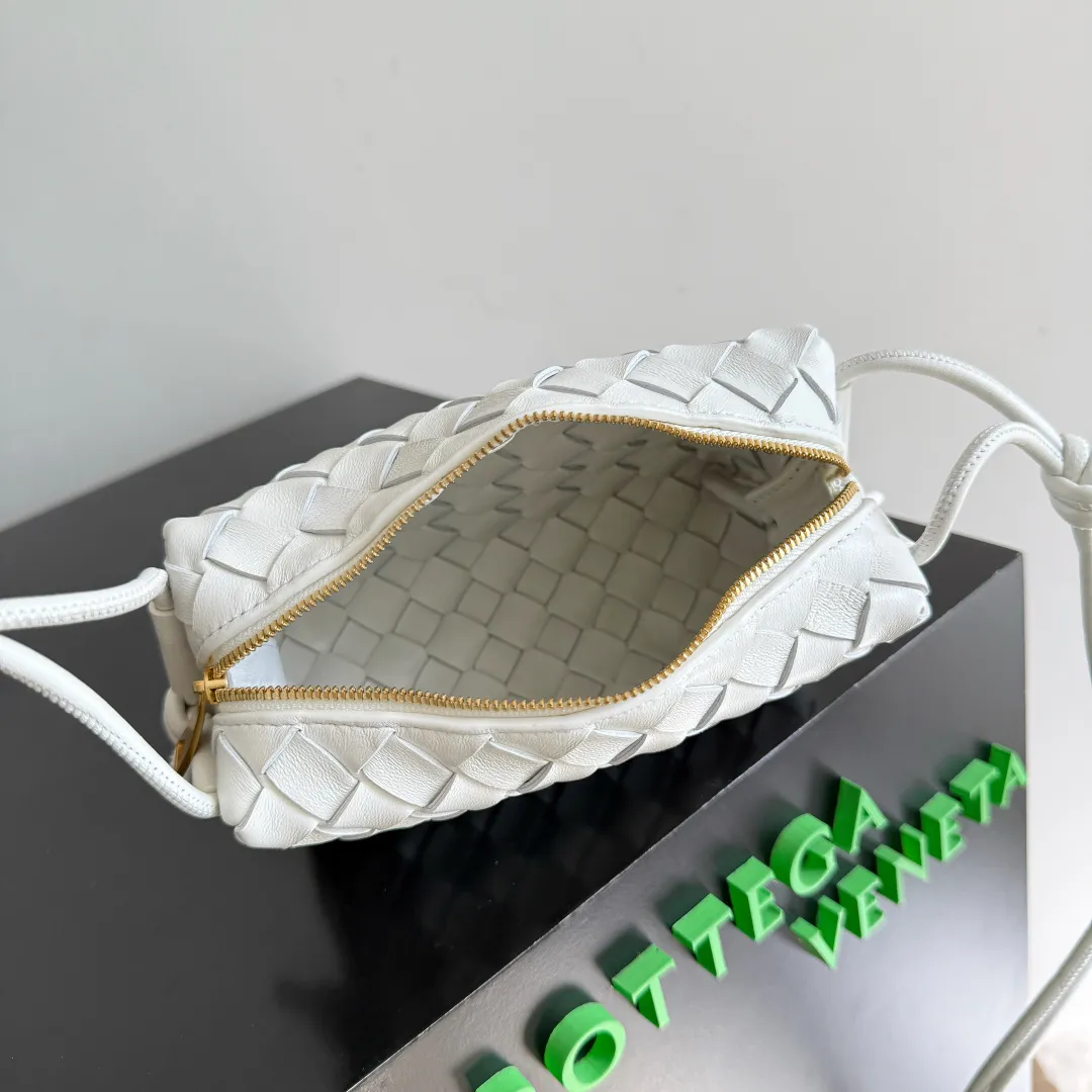 Batch 1560 New version and new color (third generation) 𝗕𝗼𝘁𝘁𝗲𝗴𝗮 𝗩𝗲𝗻𝗲𝘁𝗮 ——— BV’s best value for money, the latest version of the loop camera bag💥, large woven texture, super high quality lambskin as always, with zippers, adjustable drawstrings, it’s especially suitable for the belly💫It can fit anything, and it’s very light weight, suitable🈴️for girls of all ages. Size: 17*10*6cm Style number: 723547